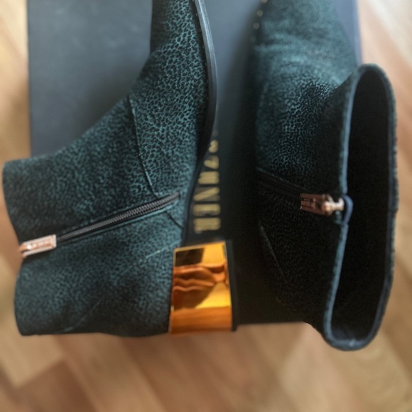 Rose Gold Surprise with Green - Picture 8 of 12